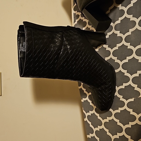 Women's size 8 boot, like new - Picture 2 of 8